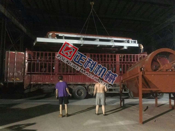 草莓视频污污下载板带喂料机发货啦！